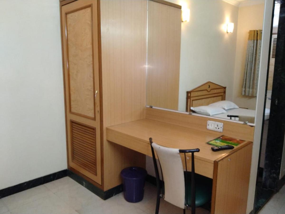 Pooja International Nashik Hotel Kültér fotó