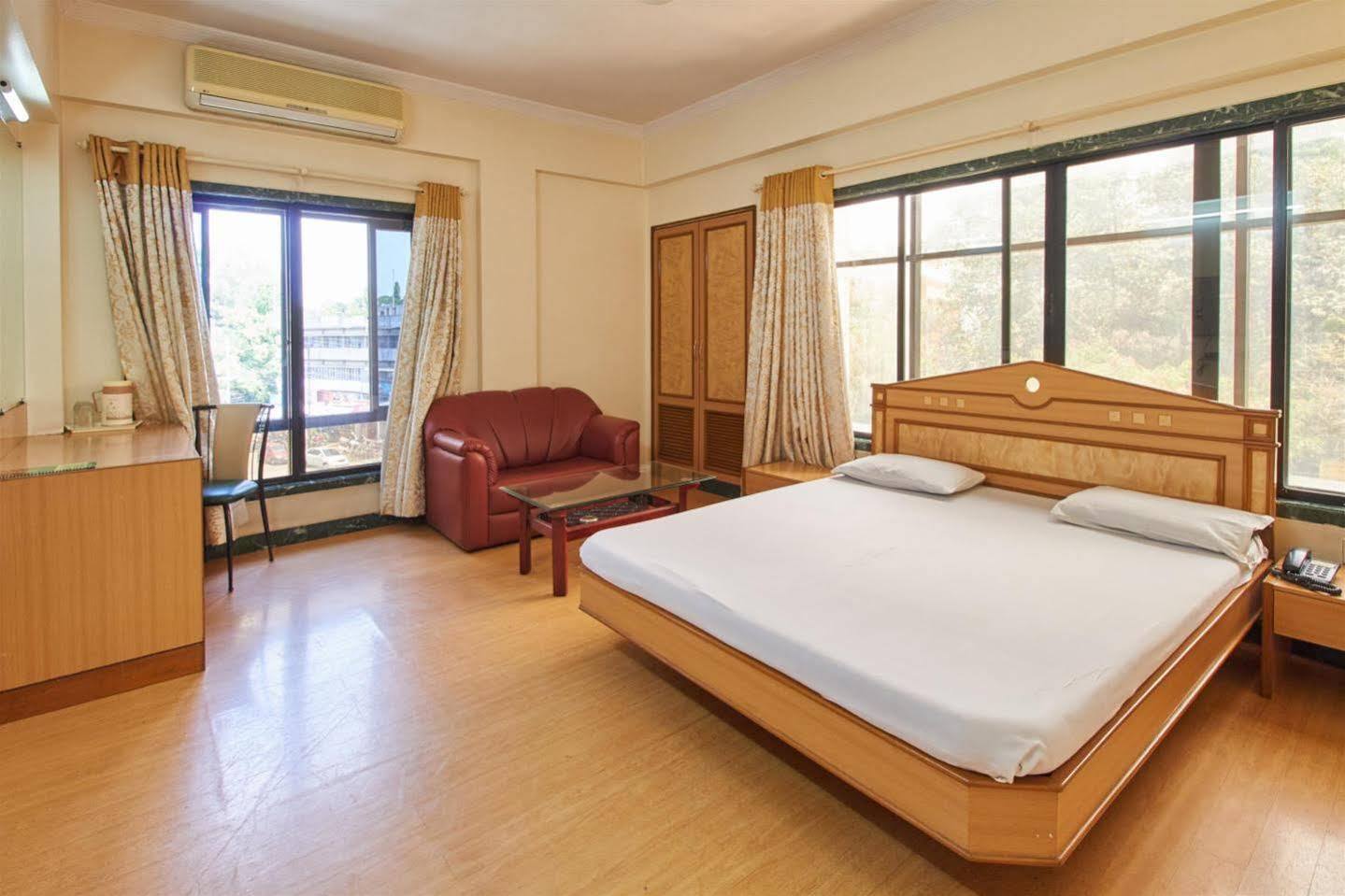 Pooja International Nashik Hotel Kültér fotó